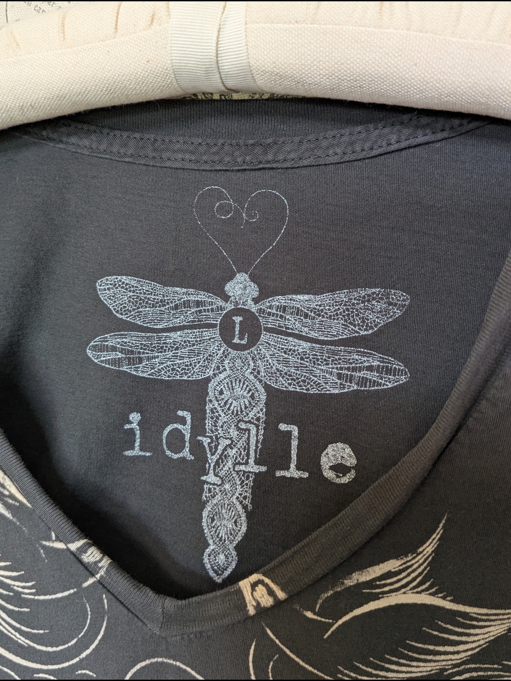 Idyll Black V-Neck Short Sleeve Skeleton Tee with Moonshine Graphic Women’s L - Picture 4 of 4